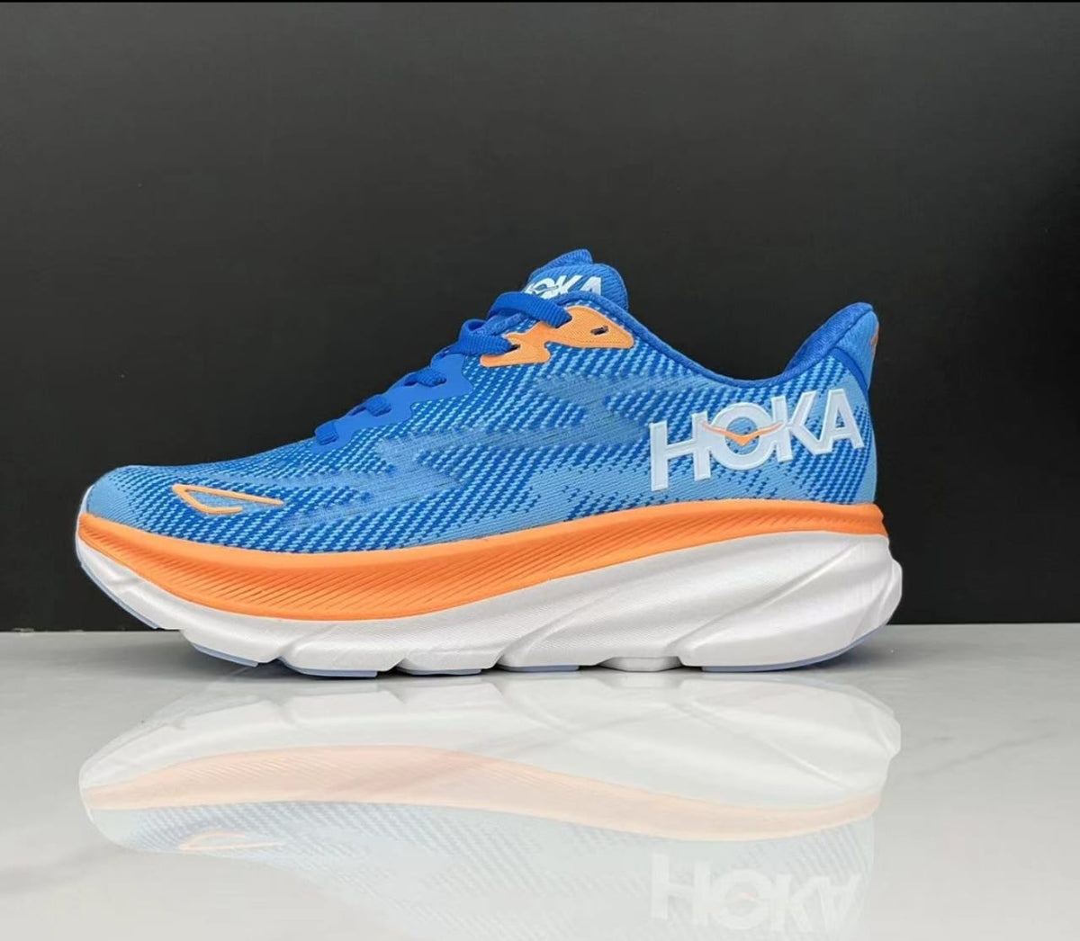 HOKA CLIFTON 9. EXTRA CUSHIONING