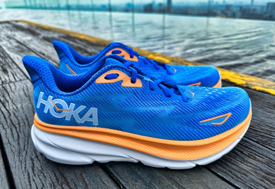 HOKA CLIFTON 9. EXTRA CUSHIONING